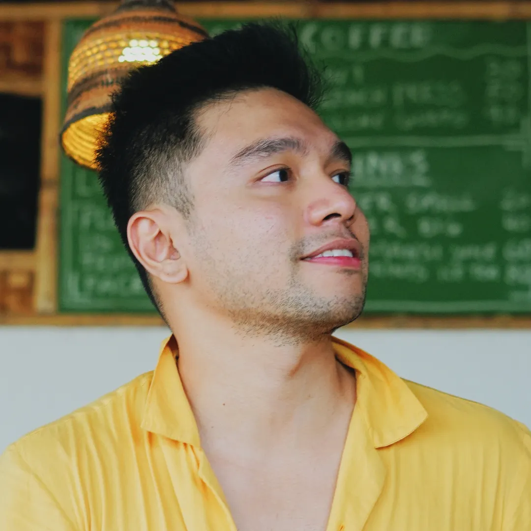 man with a yellow shirt and a hat on his head